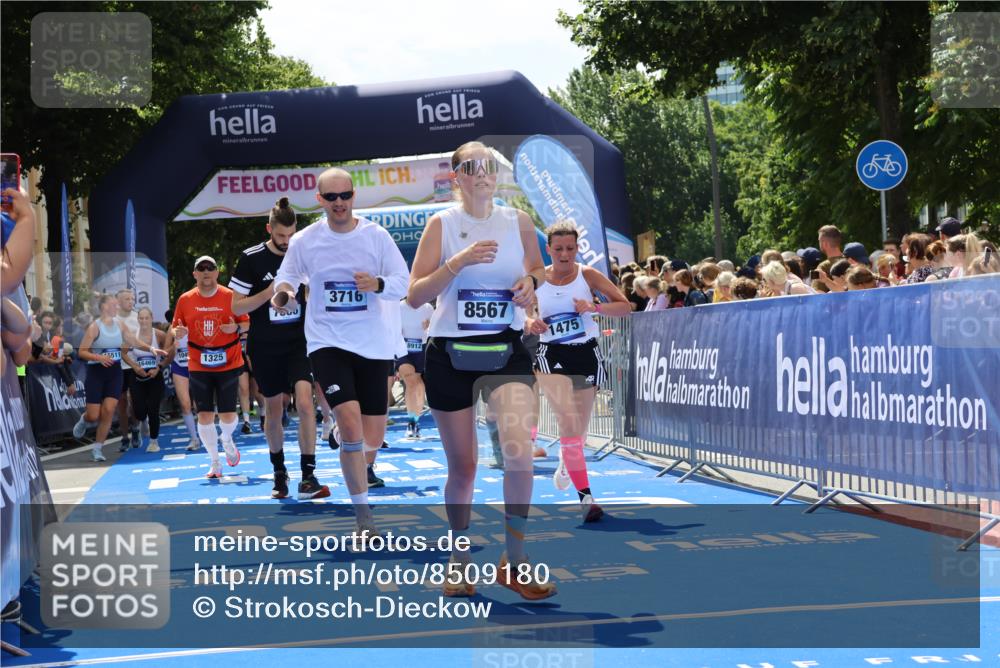 29.06.2025 - hella hamburg halbmarathon Strokosch-Dieckow http://msf.ph/oto/8509180 29.06.2025 11:41:24 Ziel 1325, 1475, 2302, 2480, 2643, 3165, 3716, 3841, 4982, 5067, 6428, 7386, 8567, 8635, 10939, 11463, 11734, 11876, 13369, 14403, 14654, 15418, 15511, 16303, 16469, 16532, 18912, 19086 meine-sportfotos.de