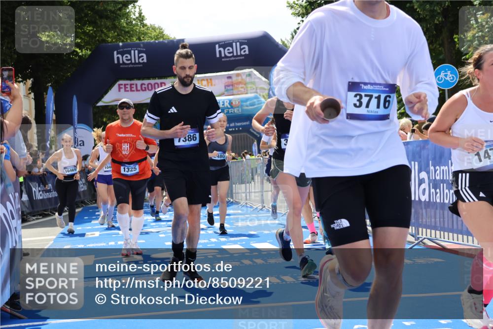 29.06.2025 - hella hamburg halbmarathon Strokosch-Dieckow http://msf.ph/oto/8509221 29.06.2025 11:41:25 Ziel 1325, 1475, 2302, 2480, 2643, 3716, 3841, 4982, 5067, 5540, 6428, 7386, 8233, 8567, 8635, 10464, 10939, 11463, 11734, 11876, 13369, 14050, 14403, 14654, 15418, 15511, 15754, 16303, 16469, 16532, 18912, 19086 meine-sportfotos.de