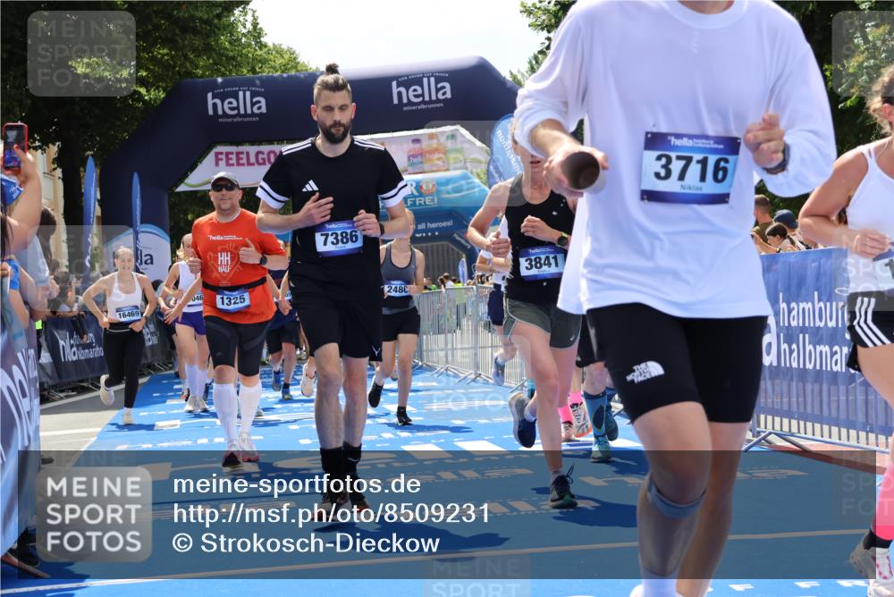 29.06.2025 - hella hamburg halbmarathon Strokosch-Dieckow http://msf.ph/oto/8509231 29.06.2025 11:41:26 Ziel 1325, 1475, 2302, 2480, 2643, 3716, 3841, 4982, 5067, 5540, 5753, 6428, 7386, 8233, 8567, 8635, 10464, 10939, 11463, 11734, 11876, 13369, 14050, 14403, 14654, 15418, 15511, 15754, 16303, 16469, 16532, 16901, 18912, 19086 meine-sportfotos.de