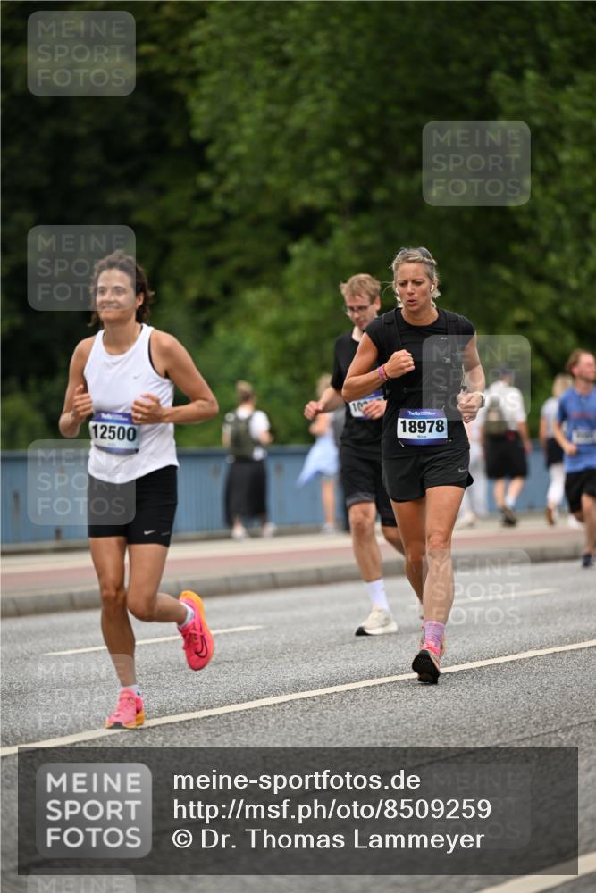 29.06.2025 - hella hamburg halbmarathon Dr. Thomas Lammeyer http://msf.ph/oto/8509259 29.06.2025 10:31:33 Kennedybrücke 2045, 2643, 3389, 4507, 4509, 5177, 5369, 5495, 6214, 7314, 7944, 7978, 8085, 8215, 9688, 10158, 10205 meine-sportfotos.de