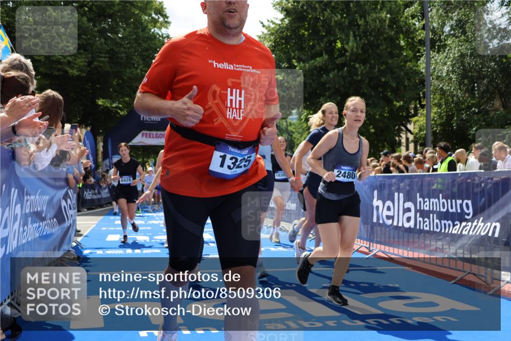 29.06.2025 - hella hamburg halbmarathon Strokosch-Dieckow http://msf.ph/oto/8509306 29.06.2025 11:41:29 Ziel 1325, 1475, 1730, 1787, 2480, 2643, 3716, 3841, 4982, 5067, 5540, 5753, 6428, 7239, 7386, 8233, 8567, 8937, 10464, 11463, 11734, 13369, 14050, 14403, 14882, 15418, 15511, 15754, 16303, 16469, 16901, 18317, 18319, 18912, 19086 meine-sportfotos.de