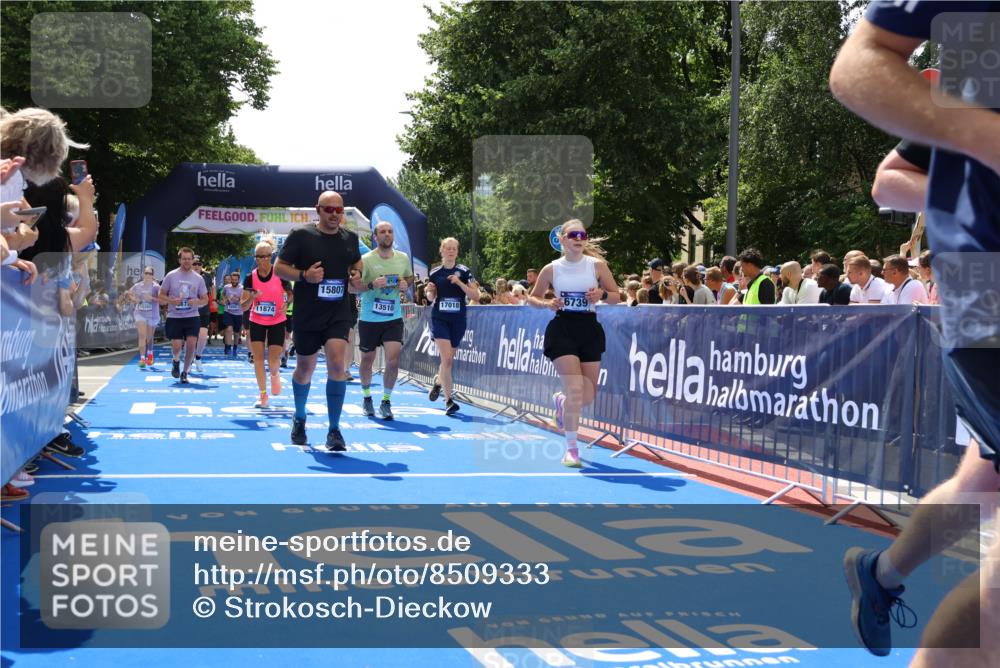 29.06.2025 - hella hamburg halbmarathon Strokosch-Dieckow http://msf.ph/oto/8509333 29.06.2025 11:41:40 Ziel 1730, 1787, 3288, 3404, 3515, 4119, 4446, 5160, 5753, 6739, 7202, 7239, 8307, 8605, 8937, 9877, 10441, 10984, 11874, 13510, 14882, 15248, 15262, 15285, 15354, 15807, 16901, 17018, 18317, 18319, 18502, 18592, 18688 meine-sportfotos.de