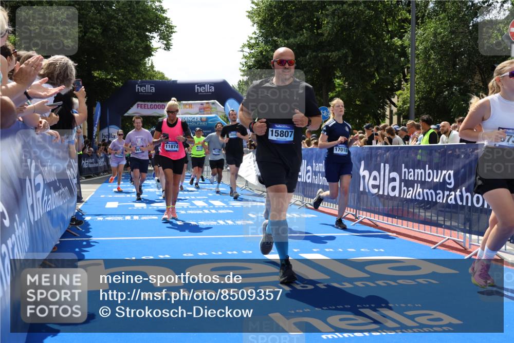 29.06.2025 - hella hamburg halbmarathon Strokosch-Dieckow http://msf.ph/oto/8509357 29.06.2025 11:41:41 Ziel 1730, 1787, 3094, 3095, 3288, 3404, 3515, 4119, 4446, 5160, 6739, 7202, 7239, 8307, 8605, 8937, 9877, 10441, 10984, 11874, 13510, 14882, 15248, 15262, 15285, 15354, 15807, 17018, 17230, 18317, 18319, 18502, 18592, 18688 meine-sportfotos.de