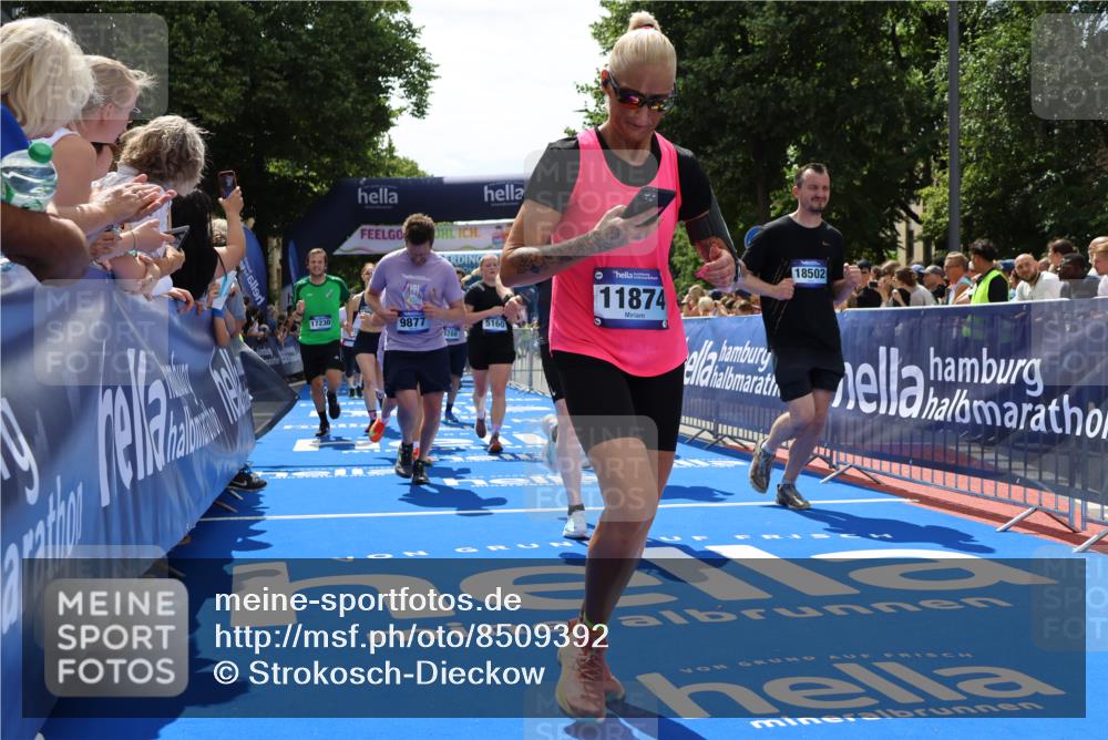 29.06.2025 - hella hamburg halbmarathon Strokosch-Dieckow http://msf.ph/oto/8509392 29.06.2025 11:41:43 Ziel 3094, 3095, 3288, 3404, 3515, 4119, 4446, 5160, 6739, 7202, 8307, 8605, 9877, 10441, 10984, 11766, 11874, 13510, 14735, 15248, 15262, 15285, 15354, 15807, 17018, 17230, 18502, 18592, 18688 meine-sportfotos.de