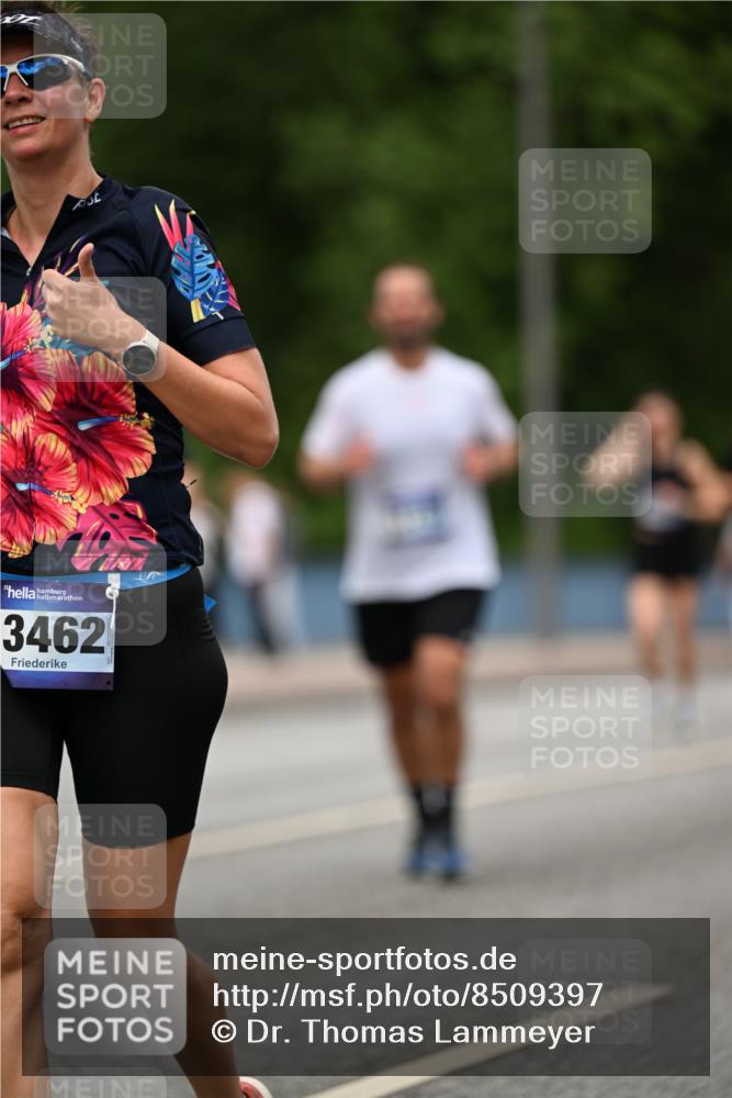 29.06.2025 - hella hamburg halbmarathon Dr. Thomas Lammeyer http://msf.ph/oto/8509397 29.06.2025 10:31:46 Kennedybrücke 1148, 1793, 2080, 2643, 4372, 4507, 4509, 5177, 5369, 5495, 5825, 7234, 7314, 7944, 7978, 8085, 8215, 8327, 9567, 10205 meine-sportfotos.de