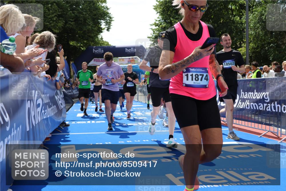 29.06.2025 - hella hamburg halbmarathon Strokosch-Dieckow http://msf.ph/oto/8509417 29.06.2025 11:41:44 Ziel 3094, 3095, 3288, 3404, 3515, 4119, 4446, 5160, 6739, 7202, 8307, 8605, 9877, 10441, 10984, 11766, 11874, 13510, 14735, 14871, 15248, 15262, 15285, 15354, 15807, 17018, 17230, 18502, 18592, 18688 meine-sportfotos.de