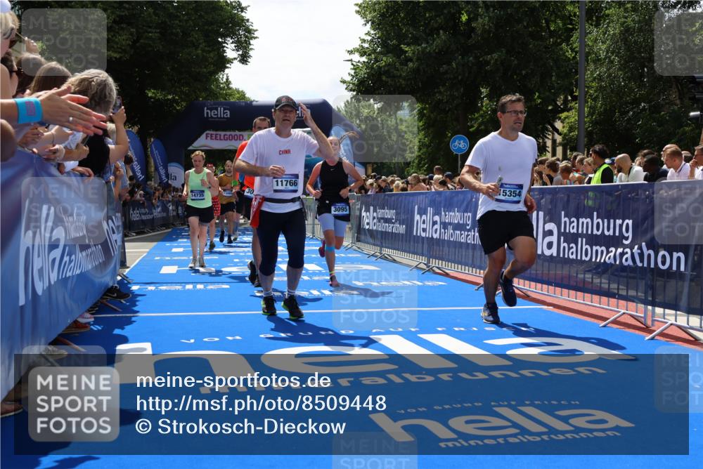 29.06.2025 - hella hamburg halbmarathon Strokosch-Dieckow http://msf.ph/oto/8509448 29.06.2025 11:41:48 Ziel 1791, 3094, 3095, 3288, 3515, 3990, 4119, 4446, 5160, 6739, 6920, 9877, 11209, 11766, 11874, 13069, 13510, 14735, 14871, 15248, 15262, 15285, 15354, 15807, 16710, 17018, 17230, 18502, 18688 meine-sportfotos.de