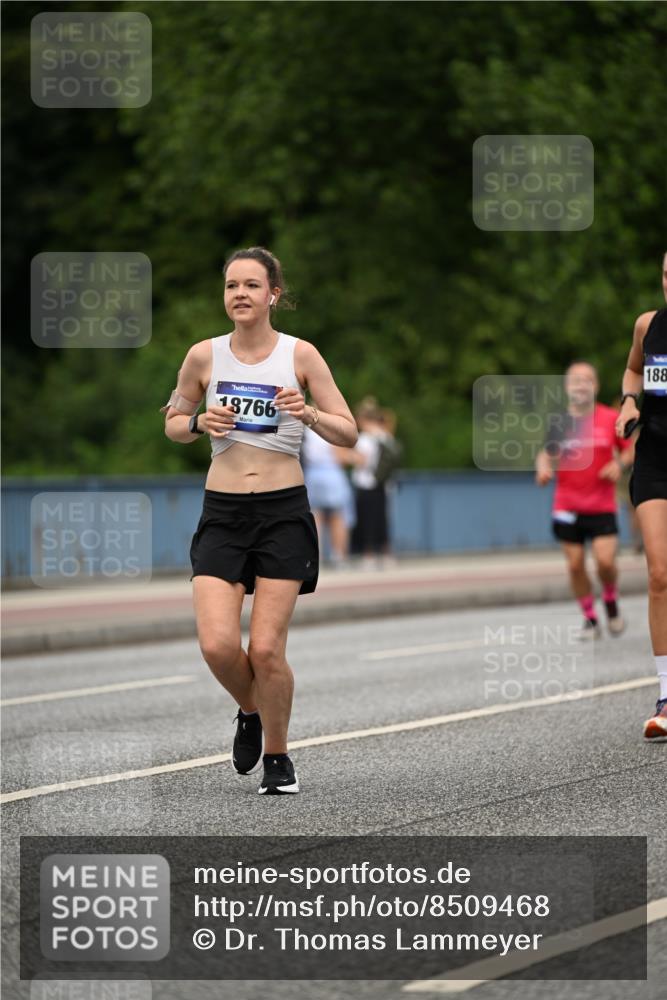 29.06.2025 - hella hamburg halbmarathon Dr. Thomas Lammeyer http://msf.ph/oto/8509468 29.06.2025 10:31:54 Kennedybrücke 1148, 1530, 1793, 2080, 2643, 4372, 5369, 5495, 5825, 5903, 7234, 7944, 7978, 8085, 8215, 8327, 9567 meine-sportfotos.de