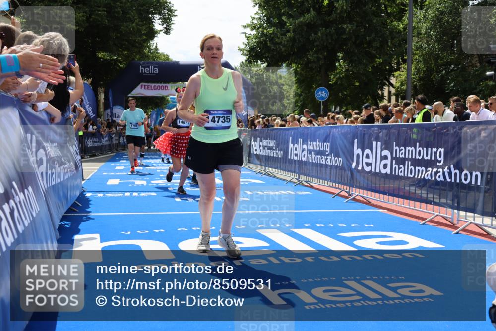 29.06.2025 - hella hamburg halbmarathon Strokosch-Dieckow http://msf.ph/oto/8509531 29.06.2025 11:41:51 Ziel 1791, 3094, 3095, 3288, 3515, 3990, 4119, 4446, 5160, 6920, 7382, 7517, 8878, 9877, 10996, 11209, 11766, 11874, 13069, 13510, 14735, 14871, 15262, 15285, 15354, 16710, 17037, 17230, 18502, 18688 meine-sportfotos.de