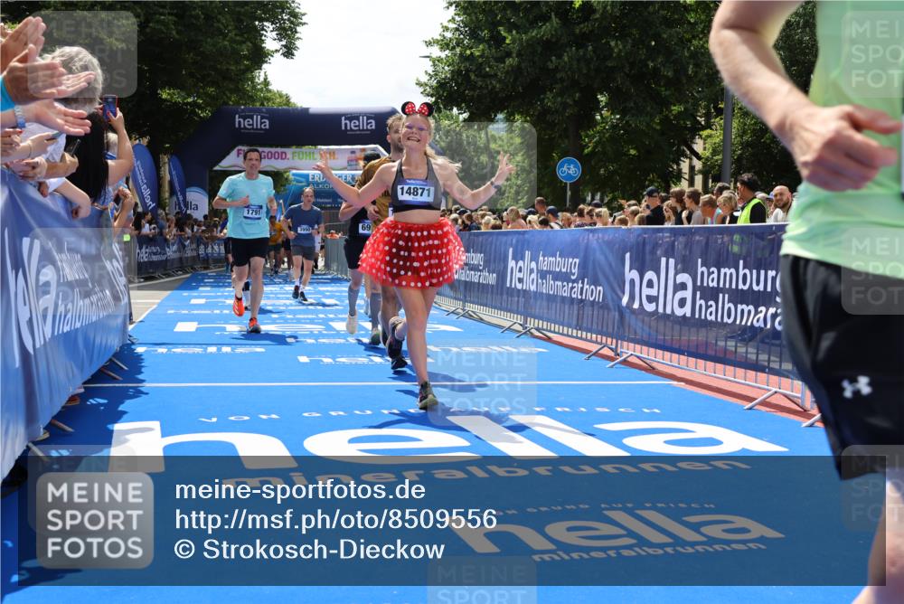 29.06.2025 - hella hamburg halbmarathon Strokosch-Dieckow http://msf.ph/oto/8509556 29.06.2025 11:41:52 Ziel 1791, 3094, 3095, 3288, 3515, 3990, 4119, 4446, 5160, 6920, 7382, 7517, 8878, 9877, 10996, 11209, 11766, 13069, 14735, 14871, 15262, 15285, 15354, 16710, 17037, 17230, 18688 meine-sportfotos.de