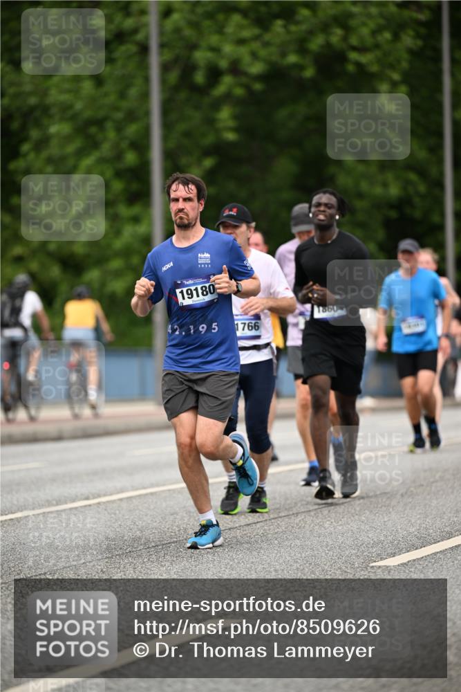 29.06.2025 - hella hamburg halbmarathon Dr. Thomas Lammeyer http://msf.ph/oto/8509626 29.06.2025 10:32:14 Kennedybrücke 1148, 1530, 4372, 5285, 5707, 5903, 5939, 7667, 7764, 7980, 8327, 9855, 10412, 10413 meine-sportfotos.de