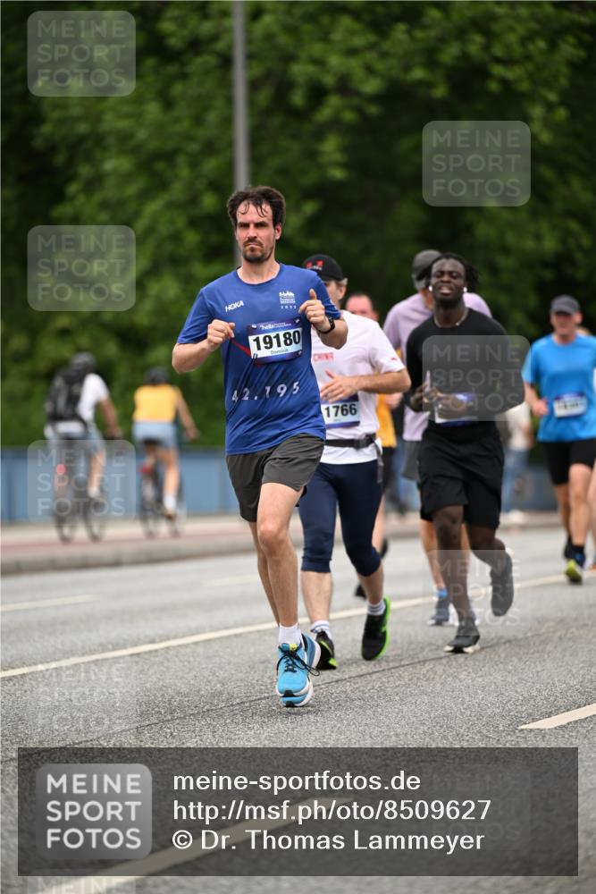29.06.2025 - hella hamburg halbmarathon Dr. Thomas Lammeyer http://msf.ph/oto/8509627 29.06.2025 10:32:14 Kennedybrücke 1148, 1530, 4372, 5285, 5707, 5903, 5939, 7667, 7764, 7980, 8327, 9855, 10412, 10413 meine-sportfotos.de