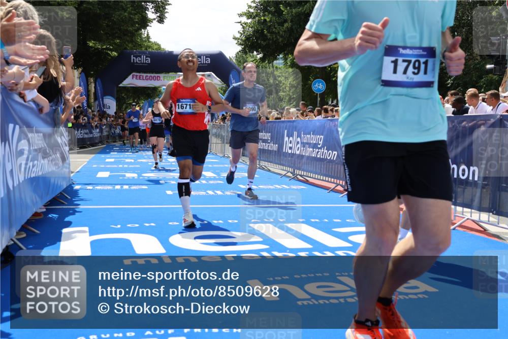29.06.2025 - hella hamburg halbmarathon Strokosch-Dieckow http://msf.ph/oto/8509628 29.06.2025 11:41:54 Ziel 1596, 1791, 3094, 3095, 3990, 6920, 7040, 7382, 7517, 8878, 9877, 10996, 11209, 11331, 11766, 11972, 13069, 14735, 14871, 15226, 15354, 16710, 17037, 17230, 18688 meine-sportfotos.de