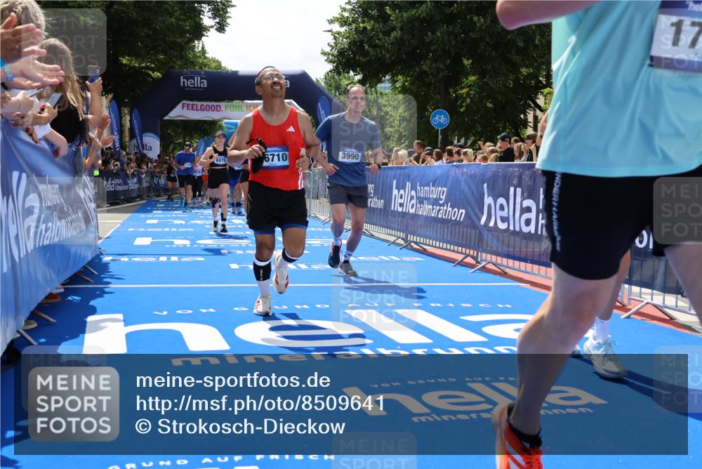 29.06.2025 - hella hamburg halbmarathon Strokosch-Dieckow http://msf.ph/oto/8509641 29.06.2025 11:41:55 Ziel 1596, 1791, 3094, 3095, 3990, 6920, 7040, 7382, 7517, 8878, 10996, 11183, 11209, 11331, 11766, 11972, 13069, 14735, 14871, 15226, 16710, 17037, 17230 meine-sportfotos.de