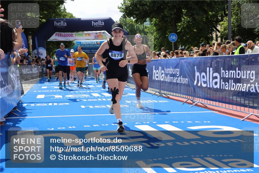 29.06.2025 - hella hamburg halbmarathon Strokosch-Dieckow http://msf.ph/oto/8509688 29.06.2025 11:41:57 Ziel 1596, 1774, 1791, 3679, 3990, 5180, 5186, 6920, 7040, 7382, 7517, 8878, 9699, 10996, 11183, 11209, 11331, 11444, 11972, 13069, 14735, 14871, 15226, 16710, 17037, 17688 meine-sportfotos.de