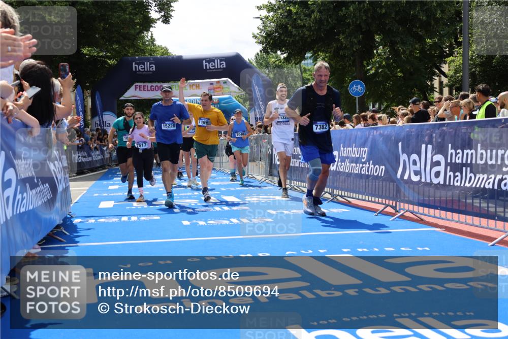 29.06.2025 - hella hamburg halbmarathon Strokosch-Dieckow http://msf.ph/oto/8509694 29.06.2025 11:41:58 Ziel 1596, 1774, 1791, 3679, 3990, 5180, 5186, 6920, 7040, 7382, 7517, 8878, 9699, 10996, 11183, 11209, 11331, 11444, 11972, 13069, 14871, 15226, 16710, 17037, 17687, 17688, 19037, 19057 meine-sportfotos.de