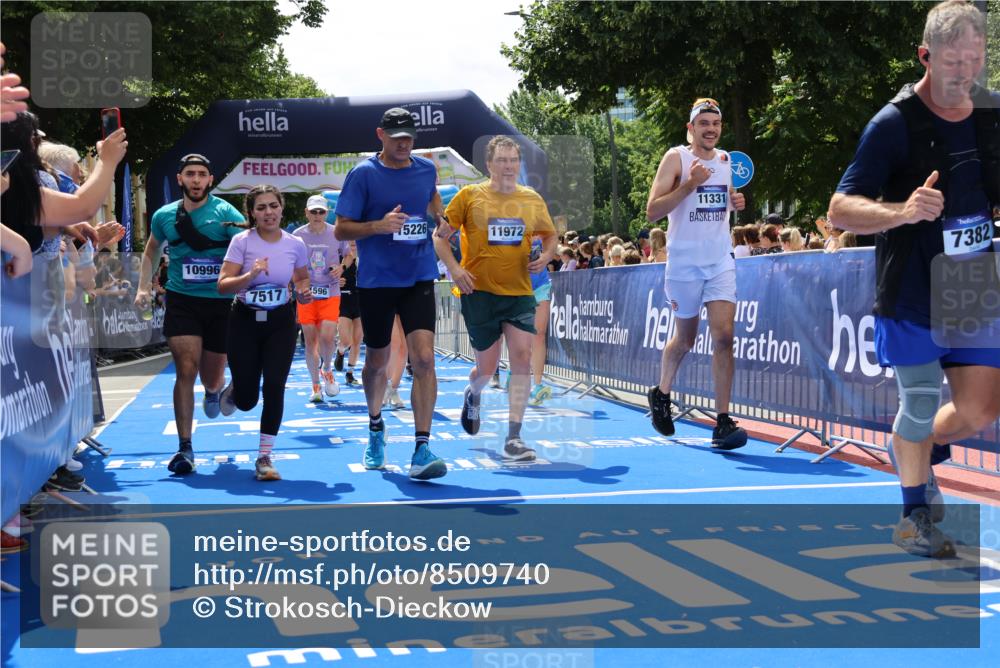 29.06.2025 - hella hamburg halbmarathon Strokosch-Dieckow http://msf.ph/oto/8509740 29.06.2025 11:41:59 Ziel 1596, 1774, 1791, 3679, 3990, 5180, 5186, 6920, 7040, 7382, 7517, 8878, 9699, 10996, 11183, 11209, 11331, 11444, 11972, 12883, 13069, 15226, 16710, 17037, 17687, 17688, 19037, 19057 meine-sportfotos.de