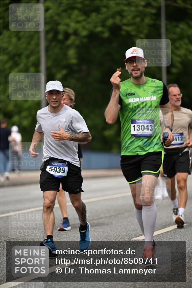 29.06.2025 - hella hamburg halbmarathon Dr. Thomas Lammeyer http://msf.ph/oto/8509741 29.06.2025 10:32:26 Kennedybrücke 4834, 5285, 5707, 5939, 6102, 6259, 6345, 7497, 7667, 7764, 7980, 9855, 10412, 10413 meine-sportfotos.de