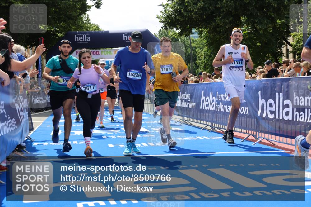 29.06.2025 - hella hamburg halbmarathon Strokosch-Dieckow http://msf.ph/oto/8509766 29.06.2025 11:42:00 Ziel 1596, 1774, 1791, 3679, 3990, 4411, 5180, 5186, 7040, 7382, 7517, 8878, 9699, 10996, 11183, 11209, 11331, 11444, 11972, 12883, 15226, 16710, 17037, 17687, 17688, 18366, 19037, 19057 meine-sportfotos.de