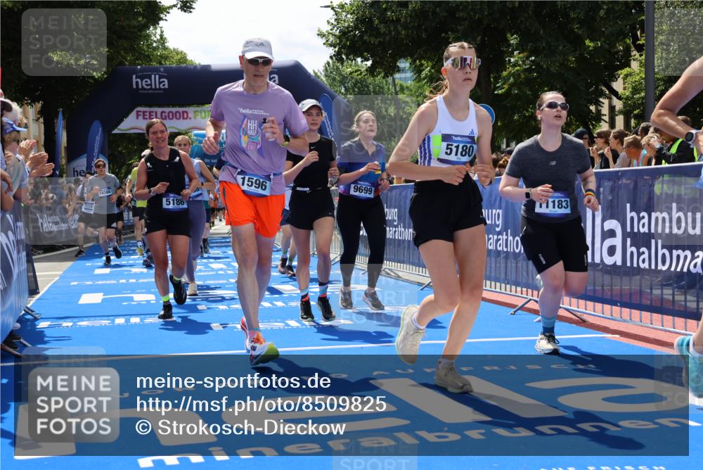 29.06.2025 - hella hamburg halbmarathon Strokosch-Dieckow http://msf.ph/oto/8509825 29.06.2025 11:42:02 Ziel 1596, 1774, 2494, 3679, 4411, 5180, 5186, 7040, 7382, 7445, 7517, 8486, 8712, 8878, 9379, 9699, 10996, 11183, 11331, 11444, 11972, 12883, 13299, 15226, 16710, 17037, 17687, 17688, 18366, 19037, 19057 meine-sportfotos.de
