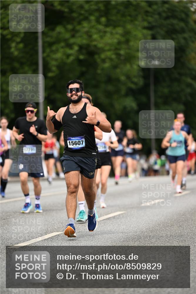 29.06.2025 - hella hamburg halbmarathon Dr. Thomas Lammeyer http://msf.ph/oto/8509829 29.06.2025 10:32:36 Kennedybrücke 2688, 4834, 5285, 5604, 5939, 6102, 6259, 6345, 7497, 7667, 7980, 9642, 9653, 9654, 9716, 10412, 10413 meine-sportfotos.de