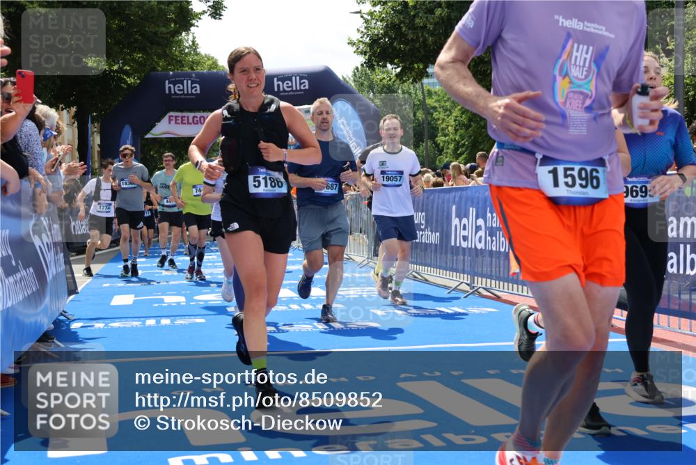 29.06.2025 - hella hamburg halbmarathon Strokosch-Dieckow http://msf.ph/oto/8509852 29.06.2025 11:42:03 Ziel 1596, 1774, 2494, 3679, 4411, 5180, 5186, 7040, 7382, 7445, 7517, 8486, 8712, 8878, 9379, 9699, 10996, 11183, 11331, 11444, 11972, 12883, 13299, 15226, 16021, 17037, 17687, 17688, 18366, 19037, 19057 meine-sportfotos.de