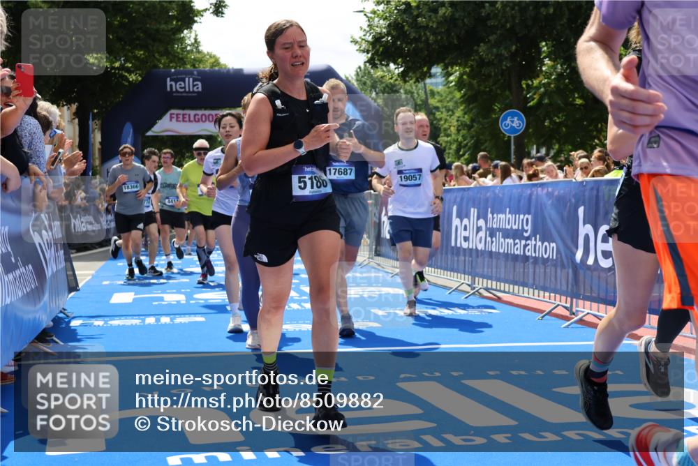29.06.2025 - hella hamburg halbmarathon Strokosch-Dieckow http://msf.ph/oto/8509882 29.06.2025 11:42:04 Ziel 1596, 1774, 2494, 3679, 4411, 5180, 5186, 7040, 7382, 7445, 7517, 8486, 8712, 9379, 9699, 10996, 11183, 11331, 11444, 11972, 12883, 13299, 15226, 16021, 17037, 17687, 17688, 18366, 19037, 19057 meine-sportfotos.de