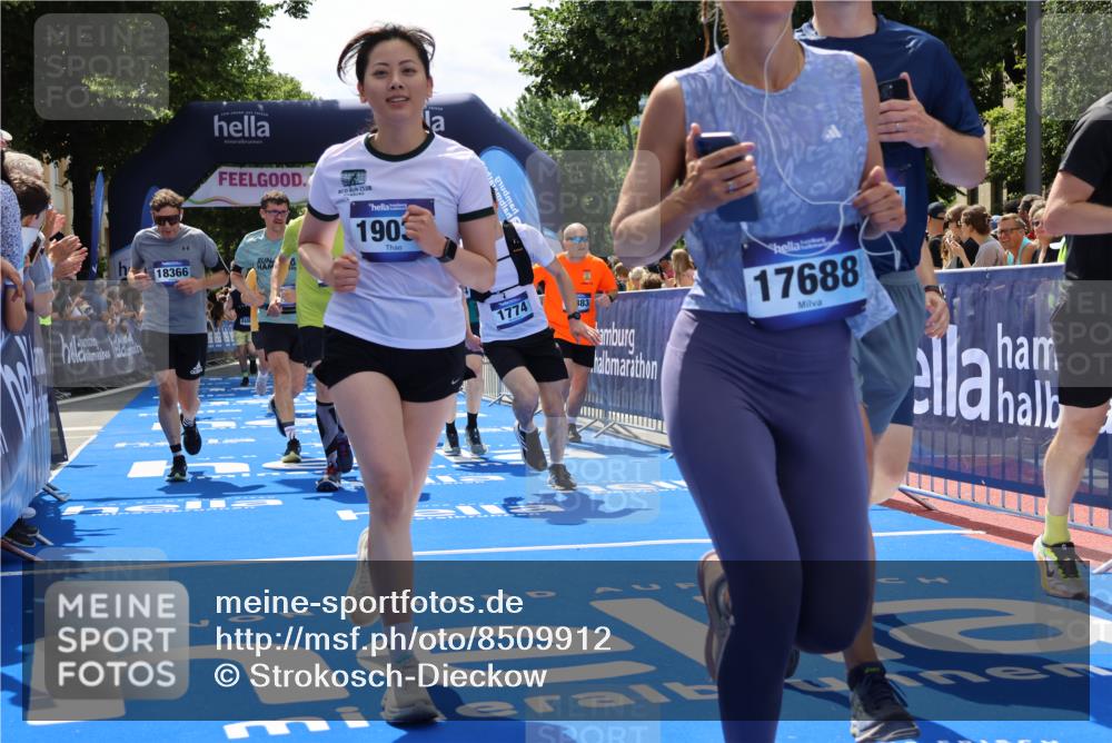 29.06.2025 - hella hamburg halbmarathon Strokosch-Dieckow http://msf.ph/oto/8509912 29.06.2025 11:42:05 Ziel 1596, 1774, 2494, 3679, 4411, 5180, 5186, 7040, 7382, 7445, 7517, 8486, 8712, 9379, 9699, 10996, 11183, 11331, 11444, 11972, 12883, 13299, 15226, 16021, 16239, 17687, 17688, 18366, 19037, 19057 meine-sportfotos.de
