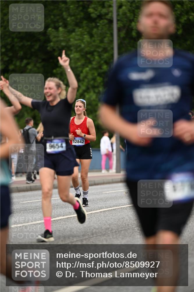 29.06.2025 - hella hamburg halbmarathon Dr. Thomas Lammeyer http://msf.ph/oto/8509927 29.06.2025 10:32:46 Kennedybrücke 2688, 3731, 4161, 4834, 5604, 5718, 6102, 6259, 6345, 7169, 8056, 9642, 9653, 9654, 9716, 10434, 10808 meine-sportfotos.de