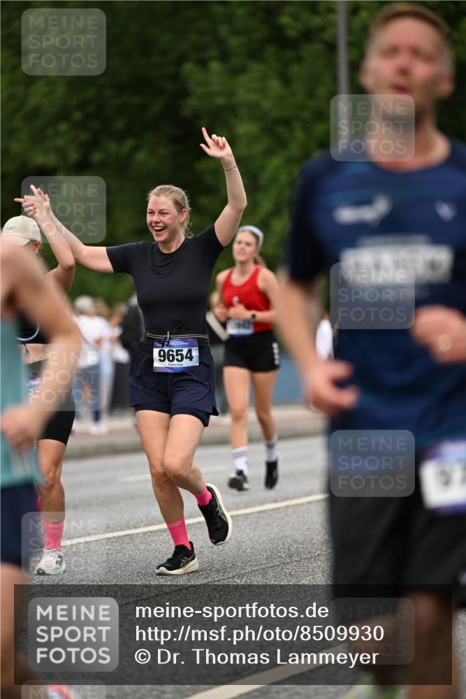29.06.2025 - hella hamburg halbmarathon Dr. Thomas Lammeyer http://msf.ph/oto/8509930 29.06.2025 10:32:46 Kennedybrücke 2688, 3731, 4161, 4834, 5604, 5718, 6102, 6259, 6345, 7169, 8056, 9642, 9653, 9654, 9716, 10434, 10808 meine-sportfotos.de