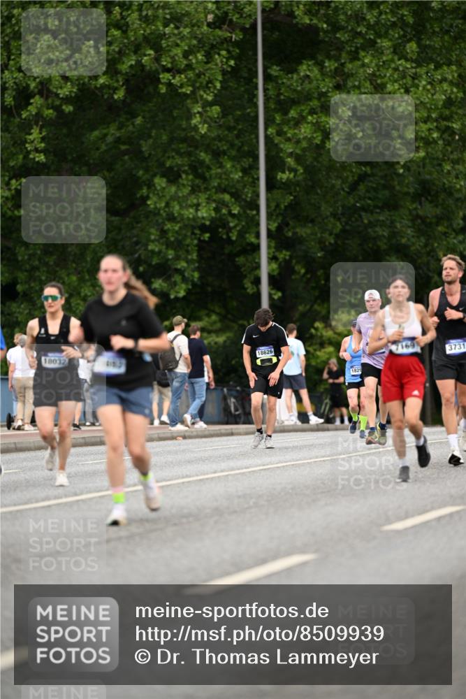 29.06.2025 - hella hamburg halbmarathon Dr. Thomas Lammeyer http://msf.ph/oto/8509939 29.06.2025 10:32:47 Kennedybrücke 2688, 3731, 4161, 4834, 5604, 5718, 6102, 6259, 6345, 7169, 8056, 9642, 9653, 9654, 9716, 10434, 10808 meine-sportfotos.de