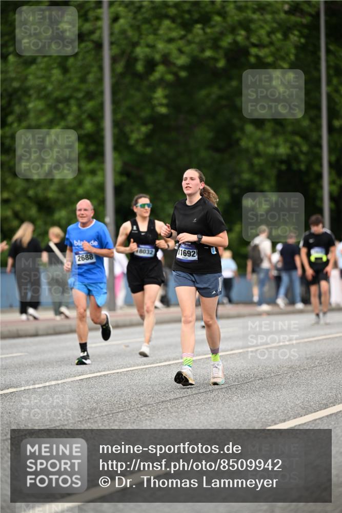 29.06.2025 - hella hamburg halbmarathon Dr. Thomas Lammeyer http://msf.ph/oto/8509942 29.06.2025 10:32:48 Kennedybrücke 2688, 3731, 4161, 4834, 5604, 5718, 6102, 6259, 6345, 7169, 8056, 9642, 9653, 9654, 9716, 10434, 10808 meine-sportfotos.de