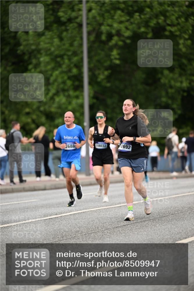 29.06.2025 - hella hamburg halbmarathon Dr. Thomas Lammeyer http://msf.ph/oto/8509947 29.06.2025 10:32:48 Kennedybrücke 2688, 3731, 4161, 4834, 5604, 5718, 6102, 6259, 6345, 7169, 8056, 9642, 9653, 9654, 9716, 10434, 10808 meine-sportfotos.de