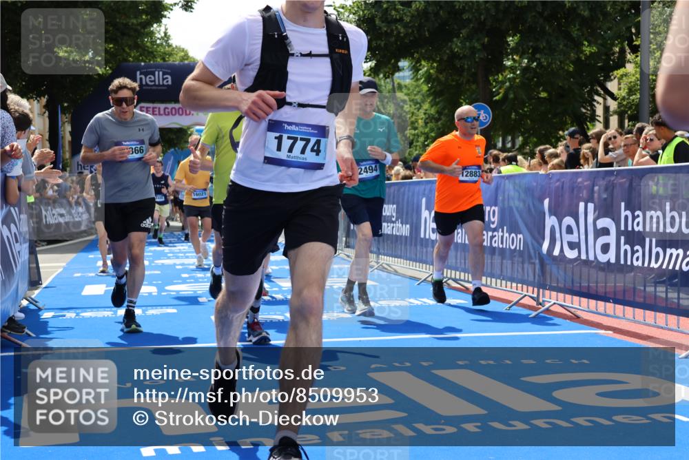 29.06.2025 - hella hamburg halbmarathon Strokosch-Dieckow http://msf.ph/oto/8509953 29.06.2025 11:42:06 Ziel 1596, 1774, 2494, 3679, 4411, 5180, 5186, 7040, 7445, 8486, 8712, 9379, 9699, 11183, 11331, 11444, 11972, 12883, 13299, 15226, 16021, 16239, 17687, 17688, 18366, 19037, 19057 meine-sportfotos.de