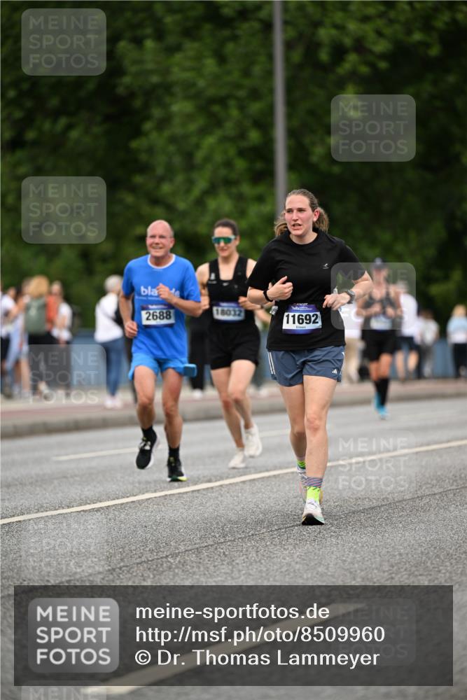 29.06.2025 - hella hamburg halbmarathon Dr. Thomas Lammeyer http://msf.ph/oto/8509960 29.06.2025 10:32:49 Kennedybrücke 2688, 3731, 4161, 4834, 5604, 5718, 6259, 6345, 7169, 8056, 9642, 9653, 9654, 9716, 10434, 10808 meine-sportfotos.de