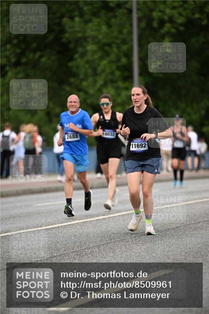 29.06.2025 - hella hamburg halbmarathon Dr. Thomas Lammeyer http://msf.ph/oto/8509961 29.06.2025 10:32:49 Kennedybrücke 2688, 3731, 4161, 4834, 5604, 5718, 6259, 6345, 7169, 8056, 9642, 9653, 9654, 9716, 10434, 10808 meine-sportfotos.de
