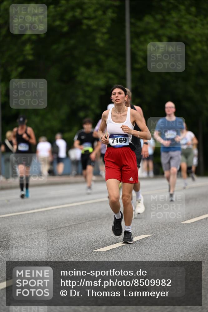 29.06.2025 - hella hamburg halbmarathon Dr. Thomas Lammeyer http://msf.ph/oto/8509982 29.06.2025 10:32:52 Kennedybrücke 2688, 3731, 4161, 4834, 5604, 5718, 6259, 6345, 7169, 8056, 9642, 9653, 9654, 9716, 10434, 10808 meine-sportfotos.de