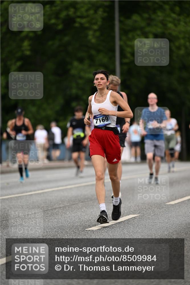 29.06.2025 - hella hamburg halbmarathon Dr. Thomas Lammeyer http://msf.ph/oto/8509984 29.06.2025 10:32:52 Kennedybrücke 2688, 3731, 4161, 4834, 5604, 5718, 6259, 6345, 7169, 8056, 9642, 9653, 9654, 9716, 10434, 10808 meine-sportfotos.de