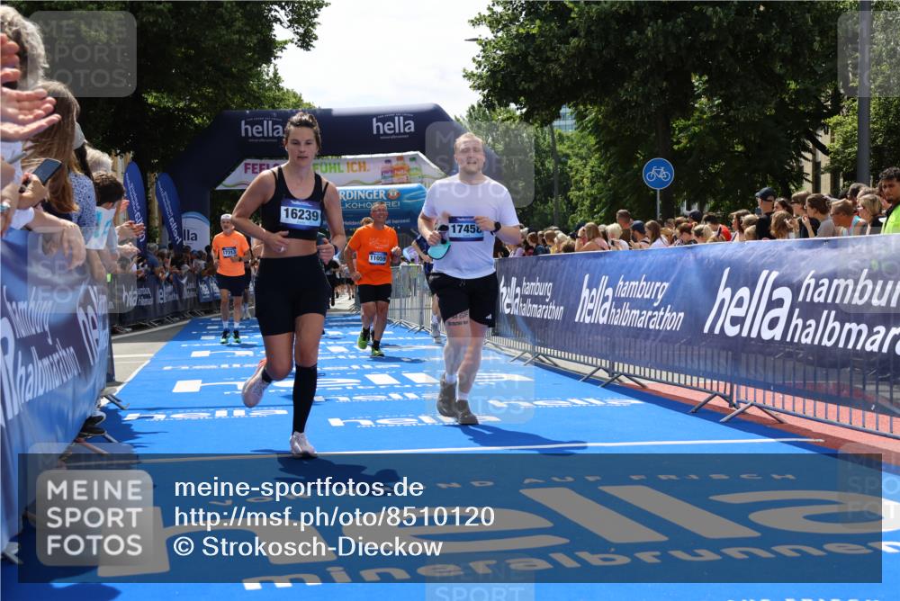 29.06.2025 - hella hamburg halbmarathon Strokosch-Dieckow http://msf.ph/oto/8510120 29.06.2025 11:42:12 Ziel 2494, 4411, 4798, 6029, 7445, 8007, 8435, 8486, 8712, 9379, 11059, 12883, 13299, 14202, 16021, 16239, 17115, 17313, 17458, 17687, 18366, 19037, 19057 meine-sportfotos.de