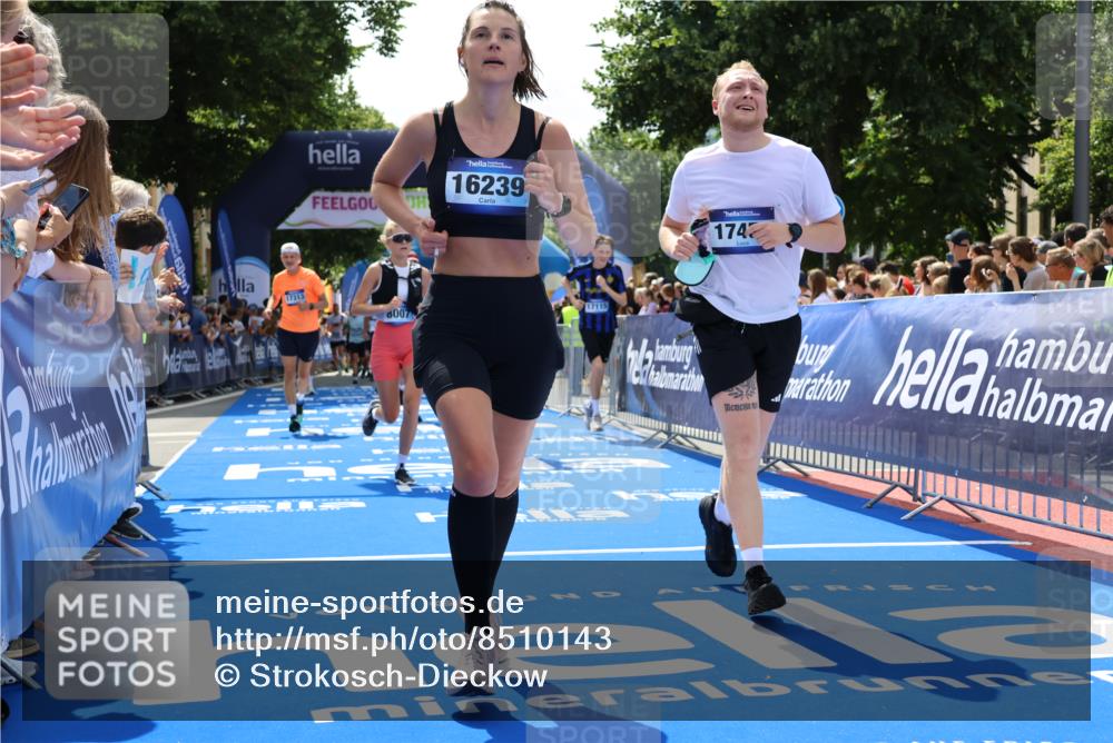 29.06.2025 - hella hamburg halbmarathon Strokosch-Dieckow http://msf.ph/oto/8510143 29.06.2025 11:42:13 Ziel 2067, 2494, 4411, 4798, 6029, 6229, 7445, 8007, 8435, 8486, 8712, 9379, 11059, 12883, 13299, 14202, 16021, 16239, 17115, 17313, 17458, 18366 meine-sportfotos.de