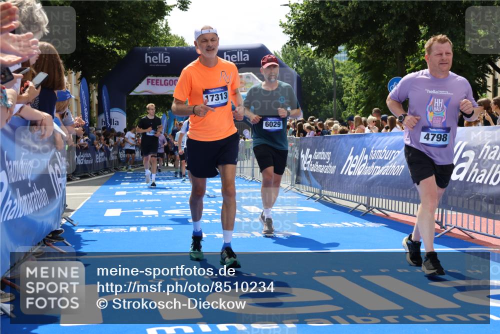 29.06.2025 - hella hamburg halbmarathon Strokosch-Dieckow http://msf.ph/oto/8510234 29.06.2025 11:42:16 Ziel 2067, 4798, 6029, 6184, 6229, 8007, 8435, 8486, 10205, 11059, 14202, 16021, 16239, 17115, 17313, 17458, 18233, 18506 meine-sportfotos.de