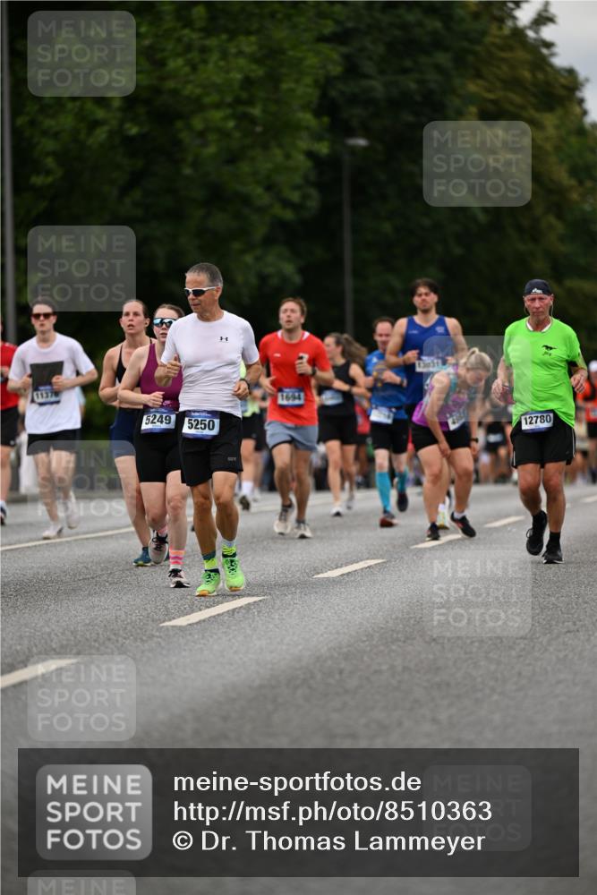 29.06.2025 - hella hamburg halbmarathon Dr. Thomas Lammeyer http://msf.ph/oto/8510363 29.06.2025 10:33:36 Kennedybrücke 1518, 1557, 1694, 1869, 2699, 3311, 3445, 4349, 4362, 4395, 4700, 5063, 5249, 5250, 6285, 7832, 8388, 8560, 9714, 10068, 10198, 11269, 11376 meine-sportfotos.de