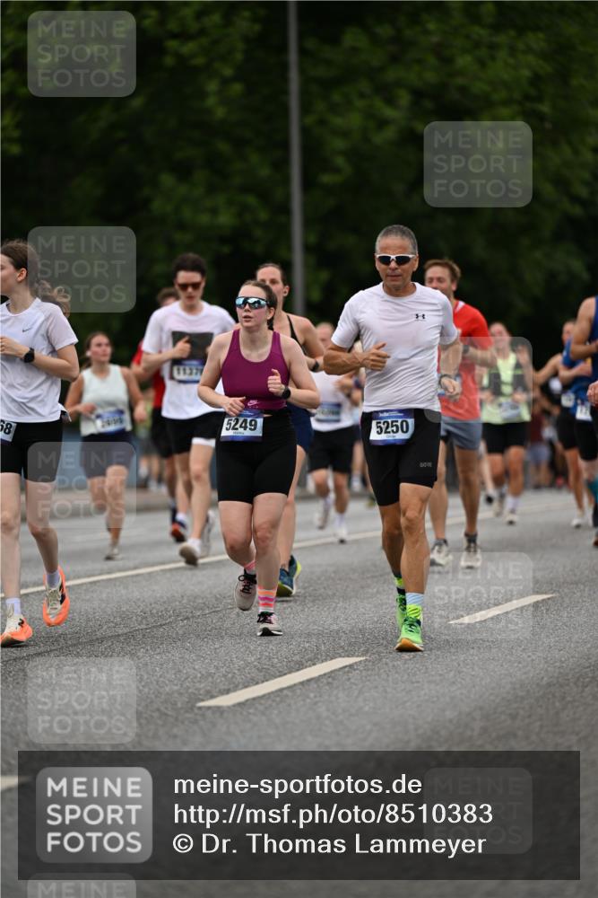 29.06.2025 - hella hamburg halbmarathon Dr. Thomas Lammeyer http://msf.ph/oto/8510383 29.06.2025 10:33:38 Kennedybrücke 1518, 1557, 1694, 1869, 2699, 3311, 4349, 4362, 4395, 4700, 4982, 5063, 5249, 5250, 5322, 6285, 7832, 8388, 8560, 10068, 10162, 11269, 11376 meine-sportfotos.de