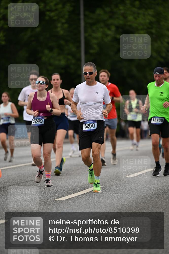 29.06.2025 - hella hamburg halbmarathon Dr. Thomas Lammeyer http://msf.ph/oto/8510398 29.06.2025 10:33:39 Kennedybrücke 1518, 1557, 1694, 1869, 2699, 3311, 4349, 4362, 4395, 4700, 4982, 5063, 5249, 5250, 5322, 6285, 7832, 8388, 8560, 10068, 10162, 11269, 11376 meine-sportfotos.de