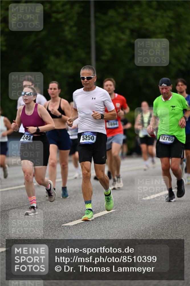 29.06.2025 - hella hamburg halbmarathon Dr. Thomas Lammeyer http://msf.ph/oto/8510399 29.06.2025 10:33:39 Kennedybrücke 1518, 1557, 1694, 1869, 2699, 3311, 4349, 4362, 4395, 4700, 4982, 5063, 5249, 5250, 5322, 6285, 7832, 8388, 8560, 10068, 10162, 11269, 11376 meine-sportfotos.de