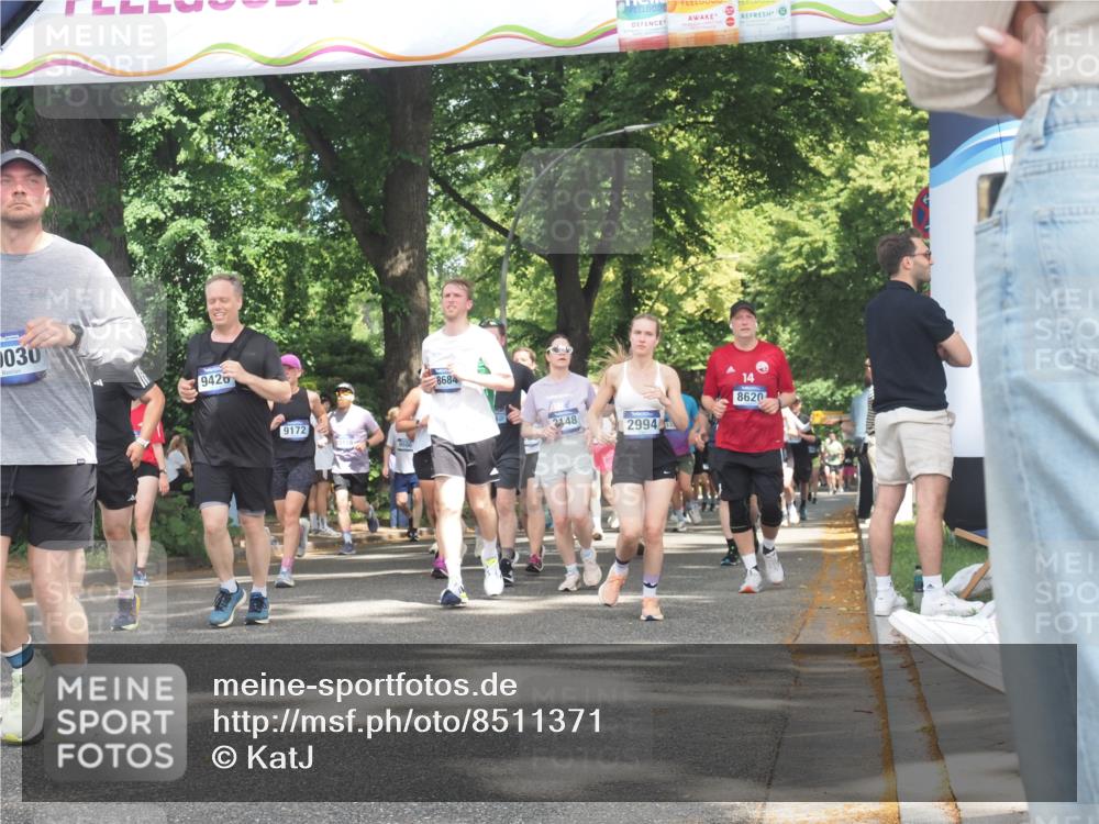 29.06.2025 - hella hamburg halbmarathon KatJ http://msf.ph/oto/8511371 29.06.2025 11:42:57 Zwischen KM18-KM19 2148, 2994, 8414, 8620 meine-sportfotos.de