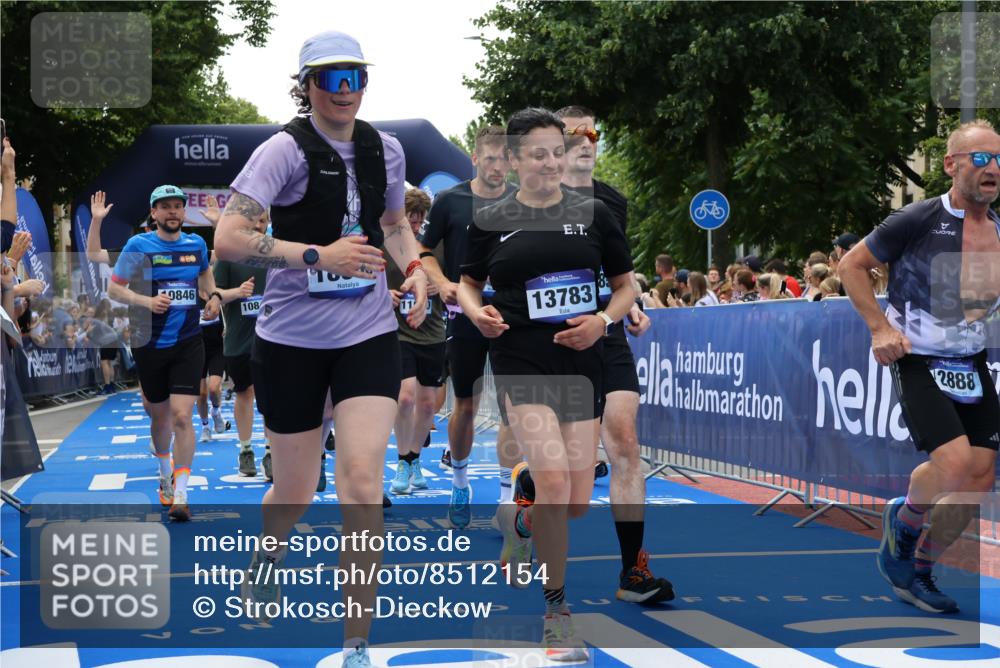 29.06.2025 - hella hamburg halbmarathon Strokosch-Dieckow http://msf.ph/oto/8512154 29.06.2025 11:42:54 Ziel 1253, 1705, 2042, 2524, 2693, 2888, 4259, 5703, 5713, 6098, 7506, 7647, 7661, 8443, 8706, 8995, 9495, 10104, 10315, 10474, 10835, 10845, 10846, 11882, 11980, 12072, 12722, 13466, 13783, 15685, 16061, 16352, 17445, 18054, 18656 meine-sportfotos.de