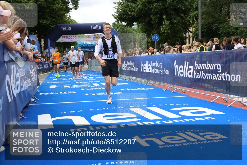 29.06.2025 - hella hamburg halbmarathon Strokosch-Dieckow http://msf.ph/oto/8512207 29.06.2025 10:58:11 Ziel 1563, 1595, 1611, 2907, 4319, 4426, 4592, 6104, 8290, 9230, 10408, 11645, 13666, 14631, 15125, 15189, 18068 meine-sportfotos.de