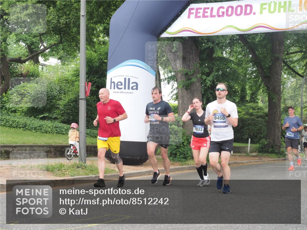 29.06.2025 - hella hamburg halbmarathon KatJ http://msf.ph/oto/8512242 29.06.2025 10:44:40 Zwischen KM18-KM19 2711, 7833, 8322 meine-sportfotos.de