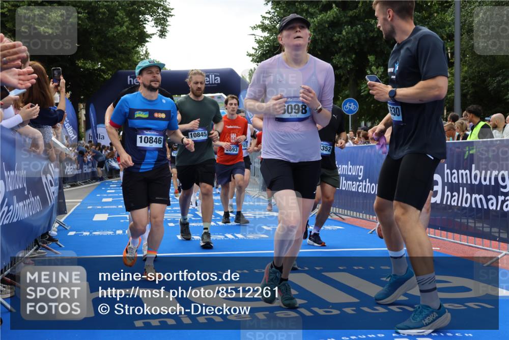 29.06.2025 - hella hamburg halbmarathon Strokosch-Dieckow http://msf.ph/oto/8512261 29.06.2025 11:42:56 Ziel 1253, 1705, 2042, 2693, 2888, 5703, 5713, 6098, 7506, 7647, 7661, 8995, 9495, 10104, 10315, 10474, 10835, 10845, 10846, 11320, 11882, 11980, 12072, 12722, 13466, 13783, 14058, 15685, 16061, 16352, 17445, 18054, 18656 meine-sportfotos.de